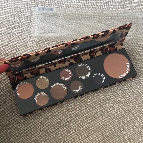 MAC Girls Mischief Minx Eyeshadow Palette - Picture 2 of 5